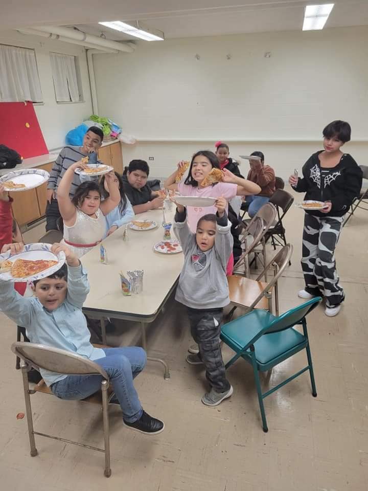 Niños del ministerio infantil compartiendo pizza después de clase bíblica